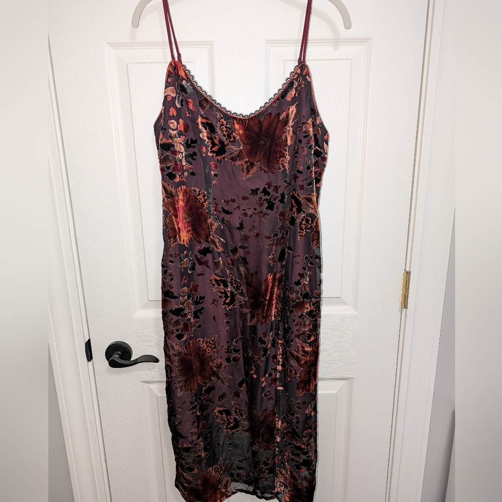 Rooms on Fire Floral Midi Dress with Spaghetti Straps aso Taylor Swift